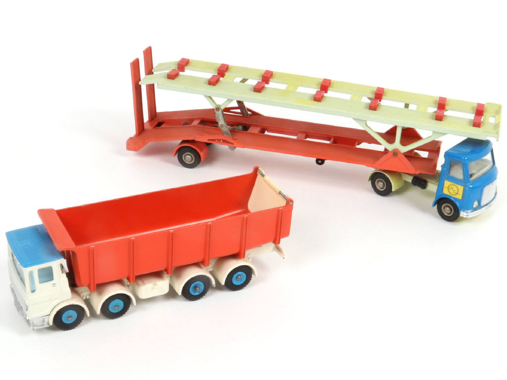 Lot 261 - DINKY TOYS (GB) (2)