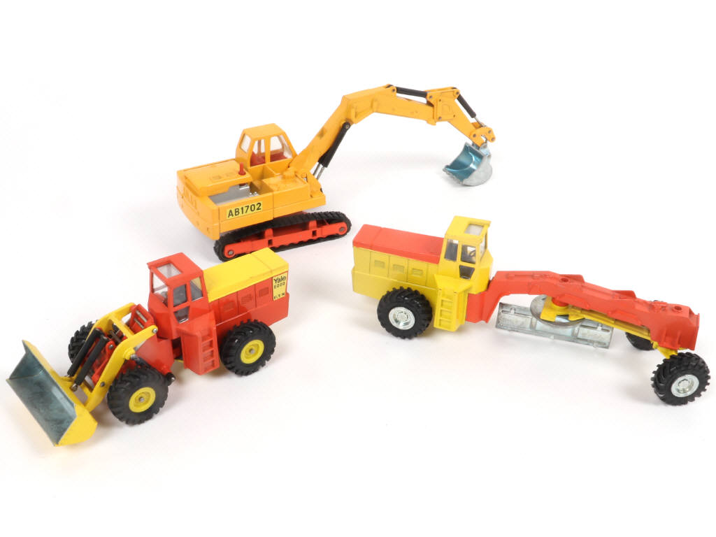 Lot 277 - DINKY TOYS (GB) (3)