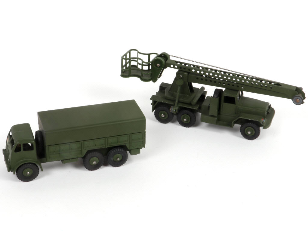 Lot 258 - DINKY TOYS (GB) (2)