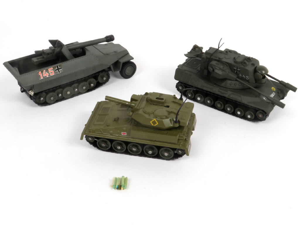 Lot 272 - DINKY TOYS (GB) (3)