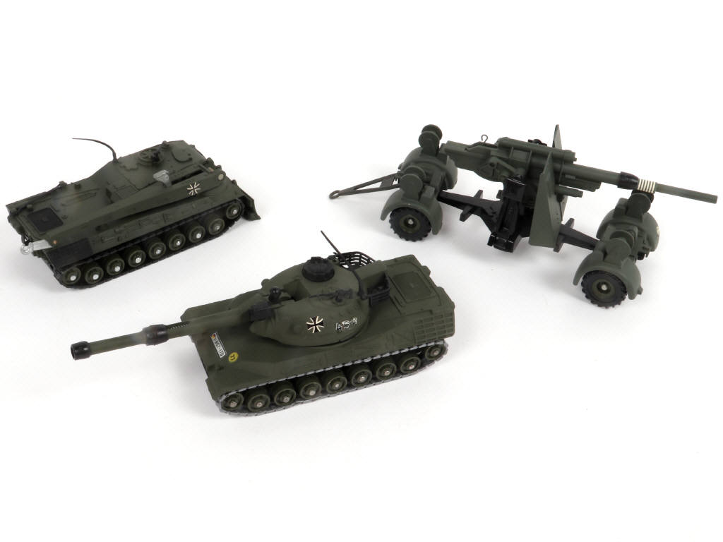 Lot 273 - DINKY TOYS (GB) (3)