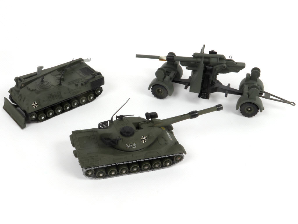 Lot 273 - DINKY TOYS (GB) (3)