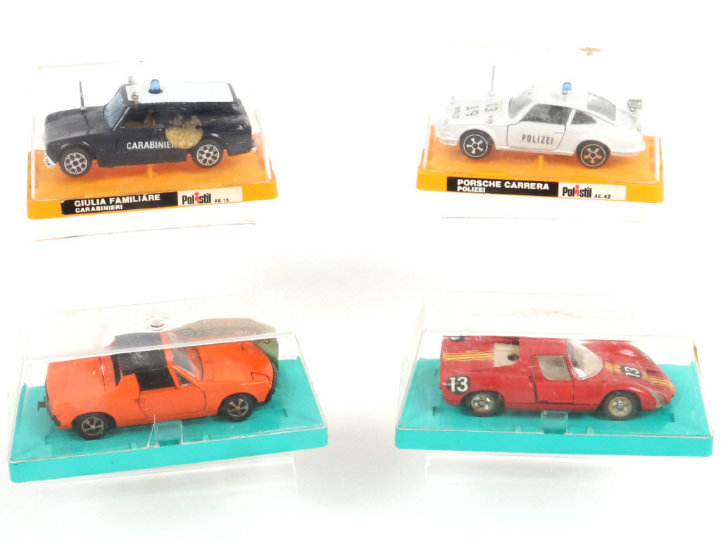 Lot 109 - DIVERS (4)