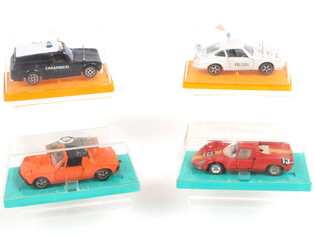 Lot 109 - DIVERS (4)