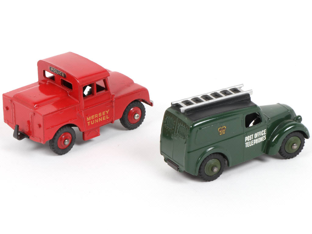 Lot 324 - DINKY TOYS (GB) (2)