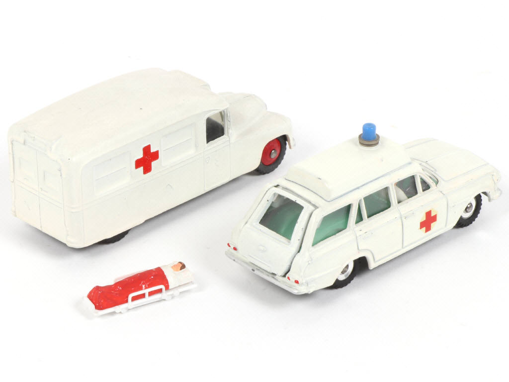 Lot 330 - DINKY TOYS (GB) (2)