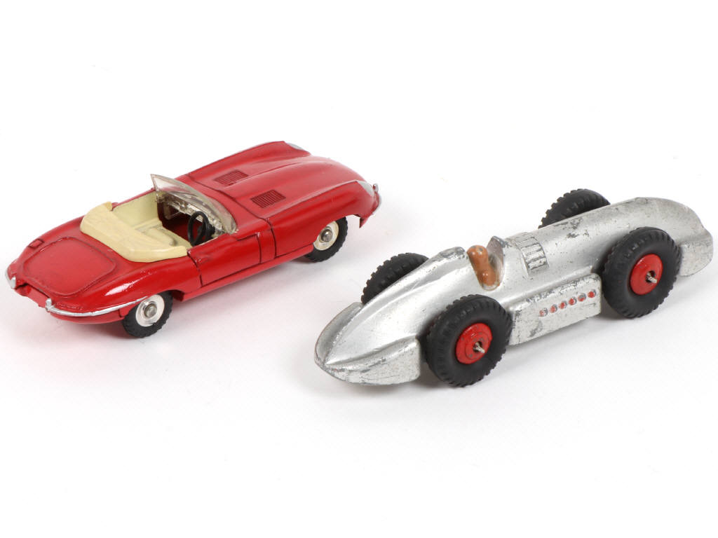 Lot 327 - DINKY TOYS (GB) (2)