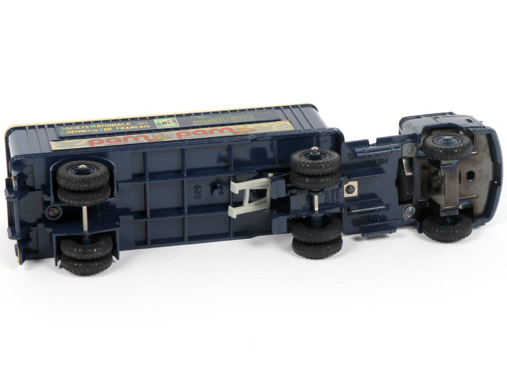 Lot 412 - DINKY TOYS (FRANCE) (1)