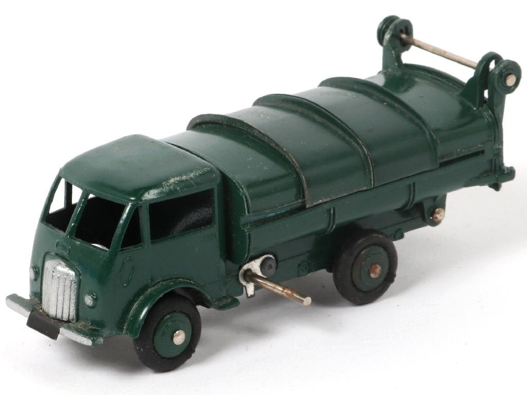Lot 410 - DINKY TOYS (FRANCE) (1)