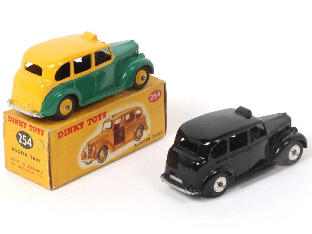Lot 337 - DINKY TOYS (GB) (2)