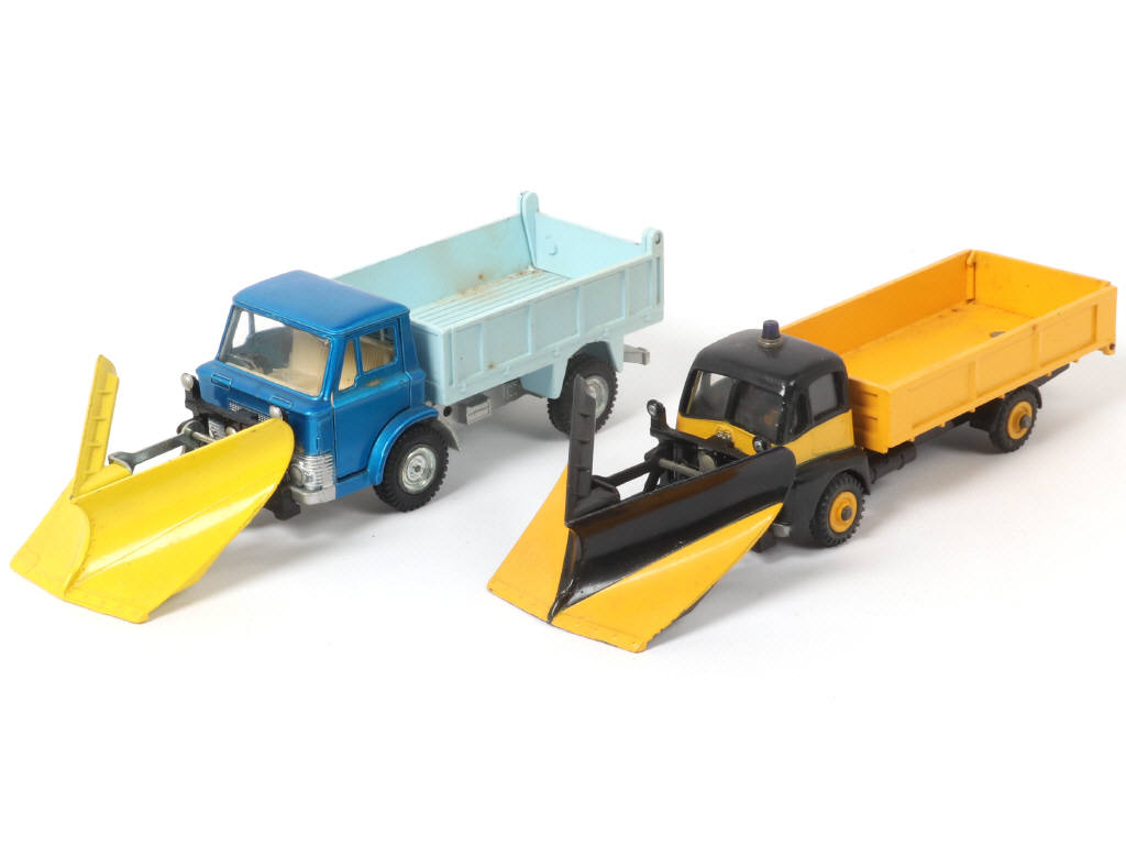 Lot 334 - DINKY TOYS (GB) (2)