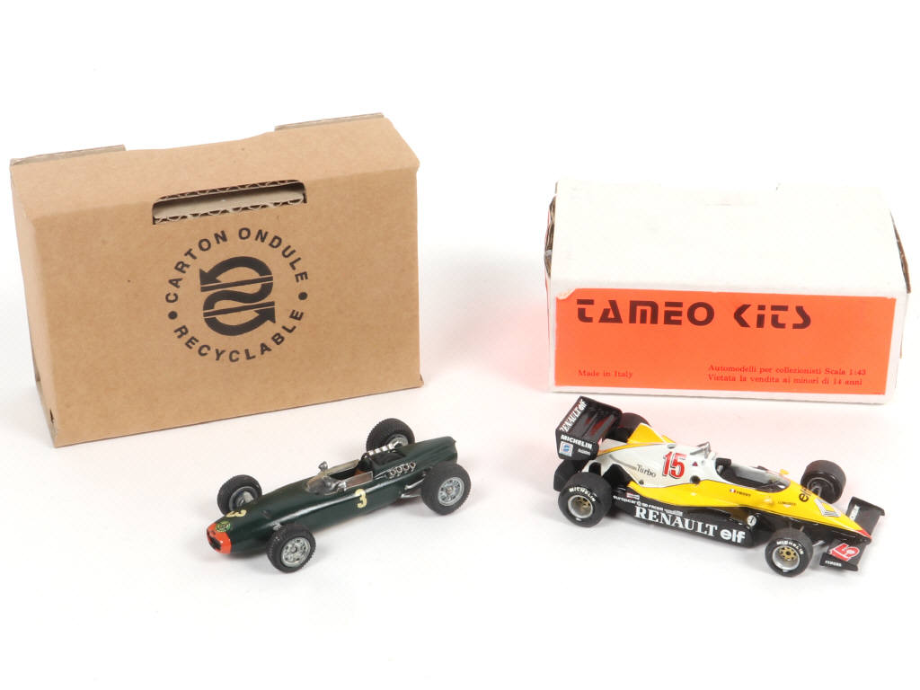 Lot 82 - DIVERS (2)