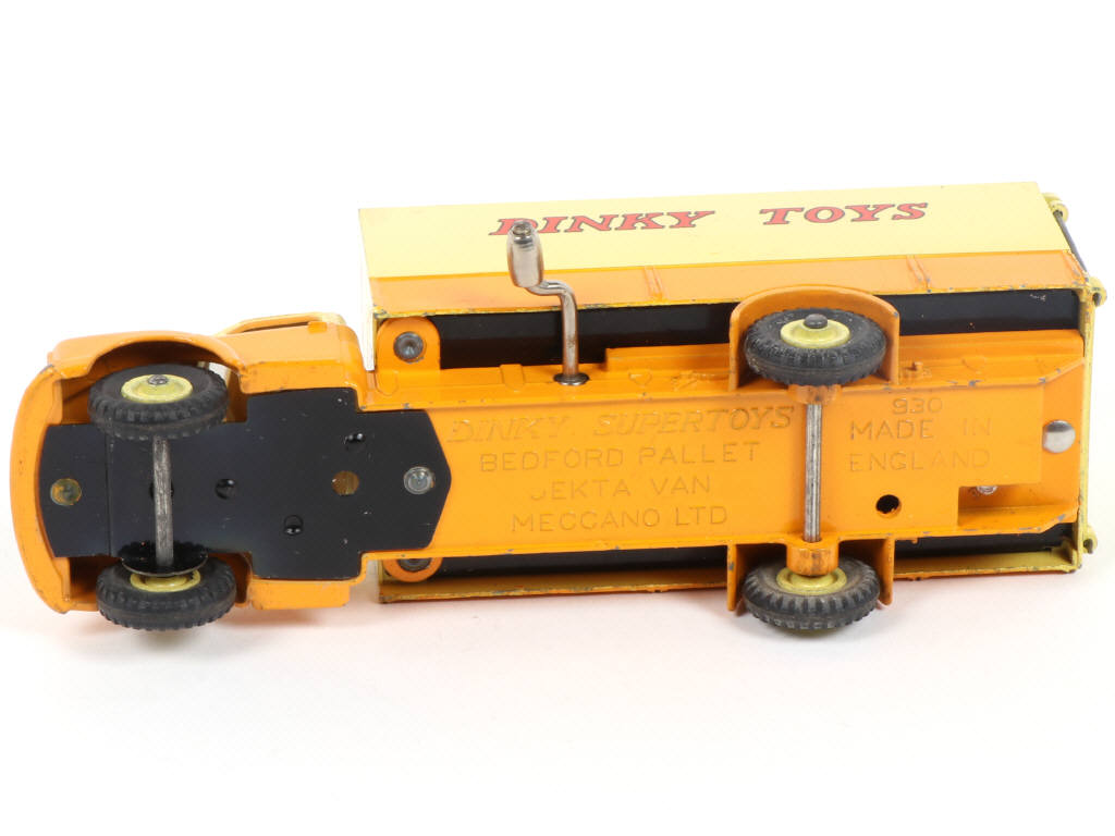 Lot 302 - DINKY TOYS (GB) (1)