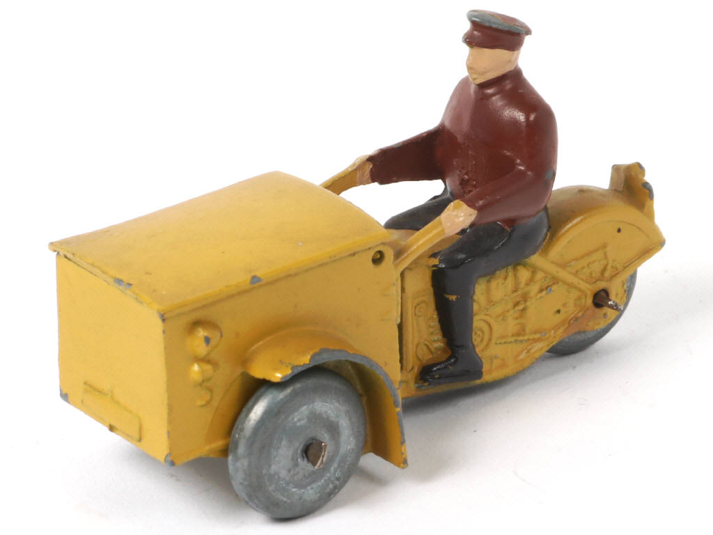 Lot 226 - DINKY TOYS (FRANCE) (1)