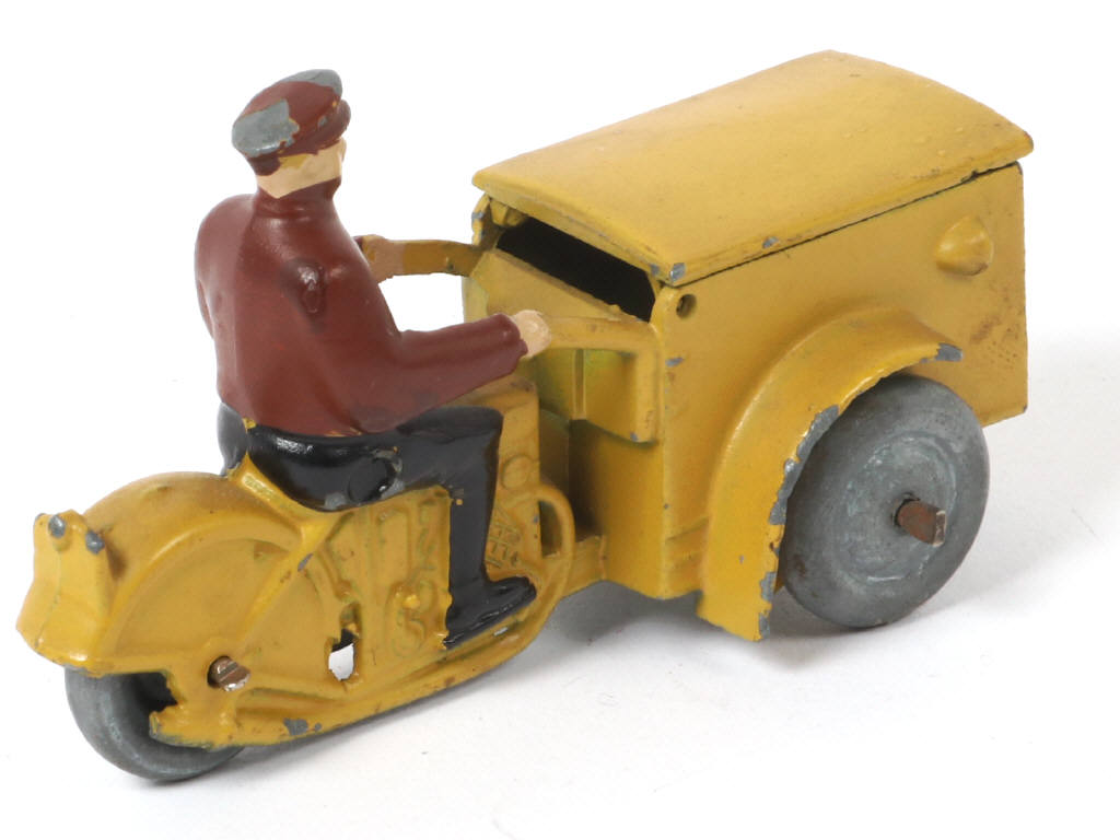 Lot 226 - DINKY TOYS (FRANCE) (1)