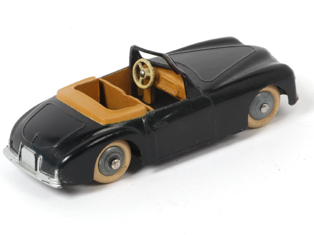 Lot 244 - DINKY TOYS (FRANCE) (1)