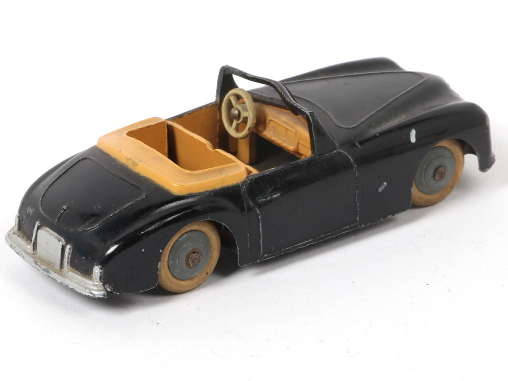 Lot 245 - DINKY TOYS (FRANCE) (1)