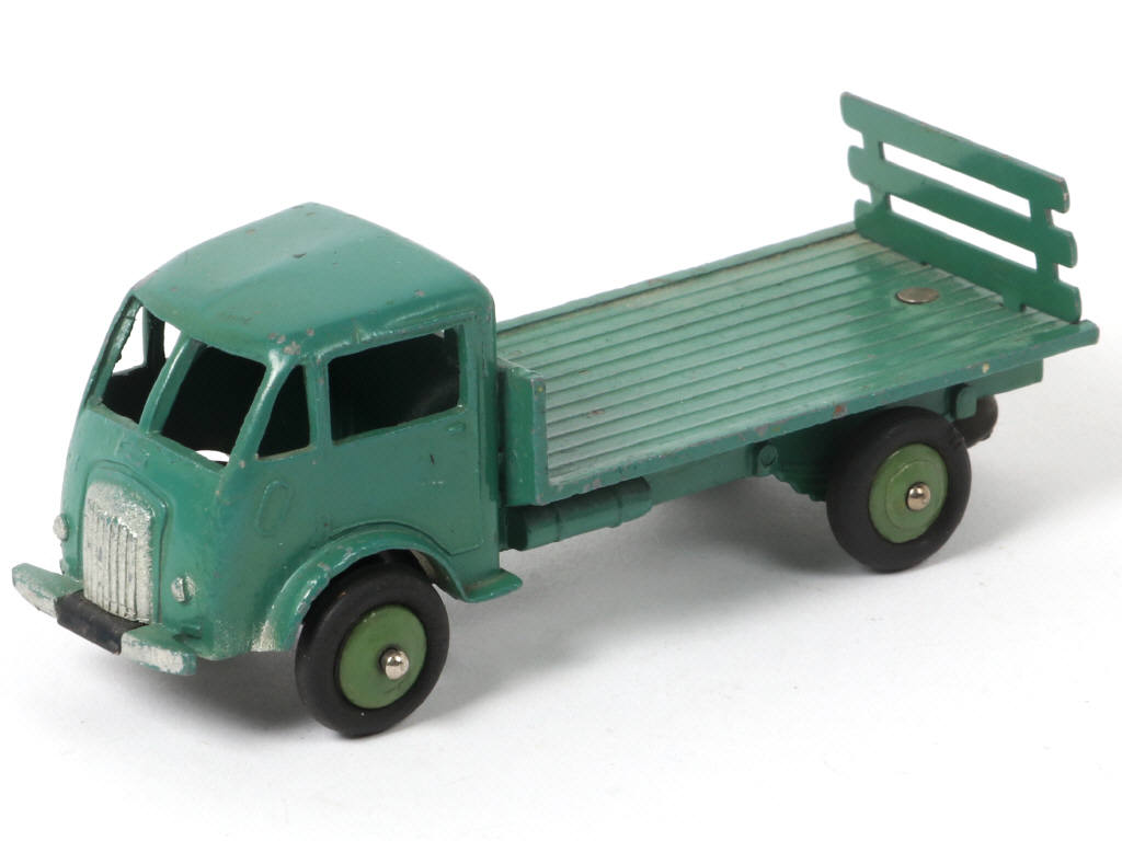 Lot 298 - DINKY TOYS (FRANCE) (1)