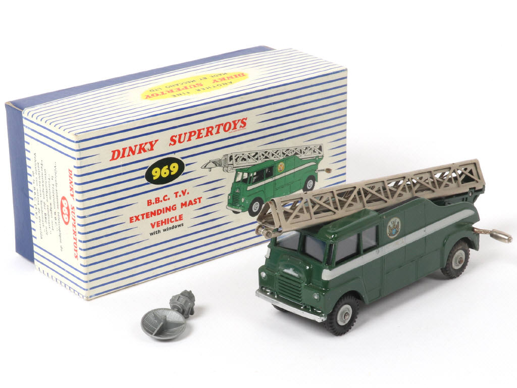 Lot 391 - DINKY TOYS (GB) (1)