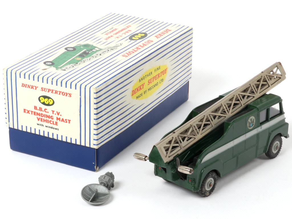 Lot 391 - DINKY TOYS (GB) (1)
