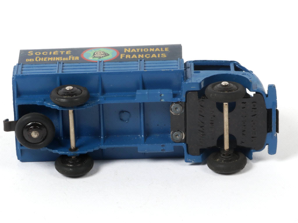 Lot 302 - DINKY TOYS (FRANCE) (1)