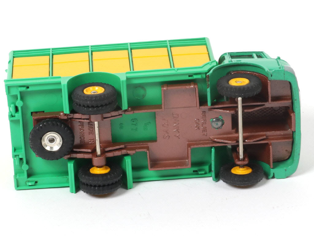 Lot 339 - DINKY TOYS (FRANCE) (1)