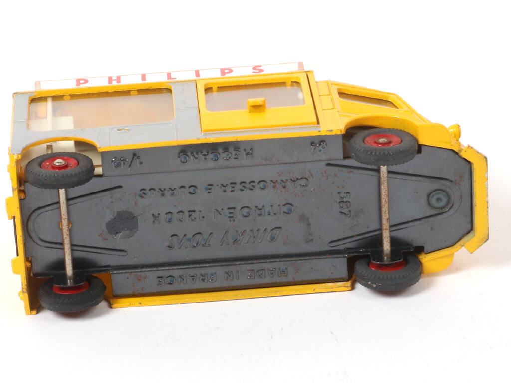 Lot 334 - DINKY TOYS (FRANCE) (1)