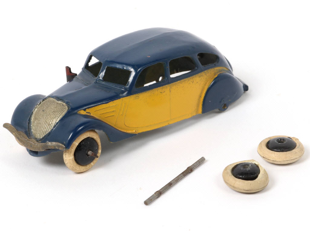 Lot 227 - DINKY TOYS (FRANCE) (1)