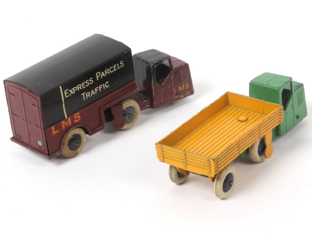 Lot 393 - DINKY TOYS (GB) (2)