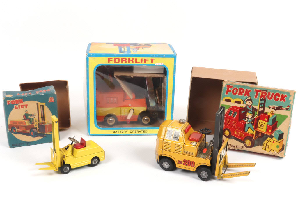 Lot 70 - DIVERS (3)