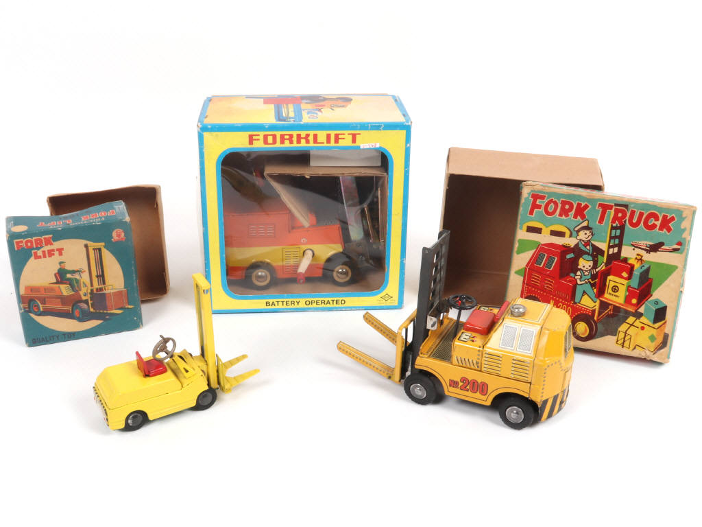 Lot 70 - DIVERS (3)
