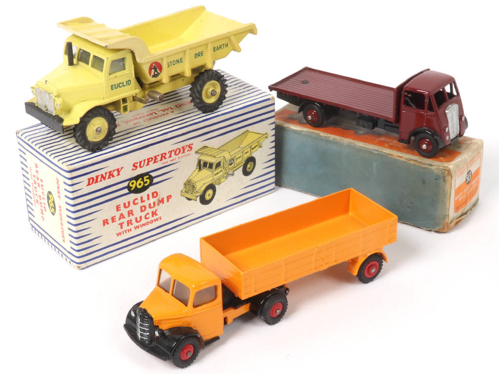Lot 372 - DINKY TOYS (GB) (3)