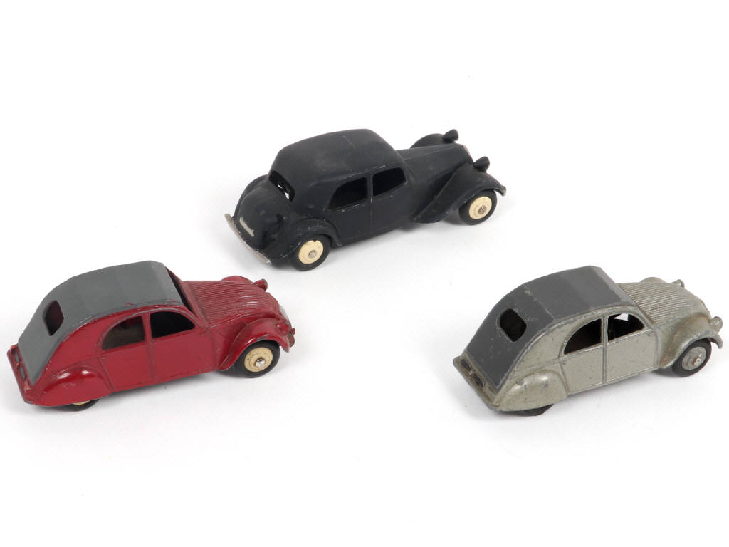 Lot 412 - DINKY TOYS (FRANCE) (3)