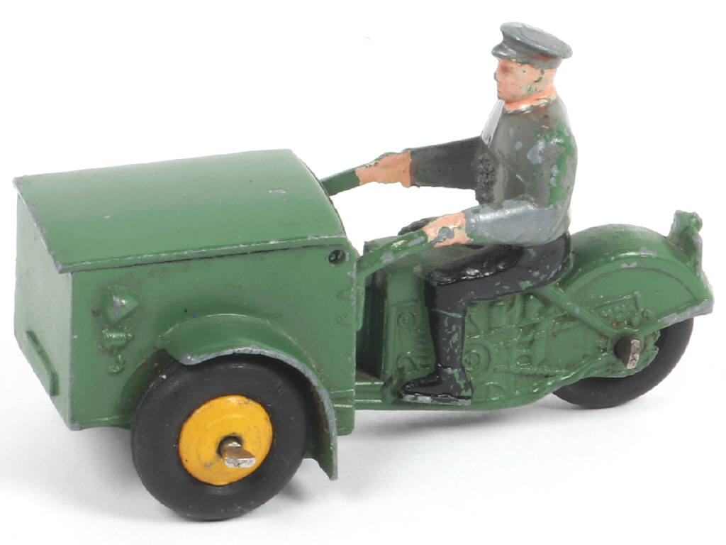Lot 394 - DINKY TOYS (FRANCE) (1)