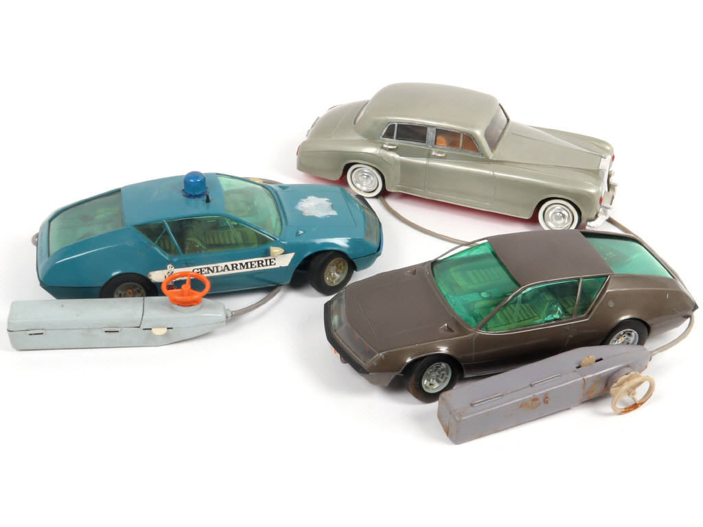 Lot 71 - DIVERS (3)