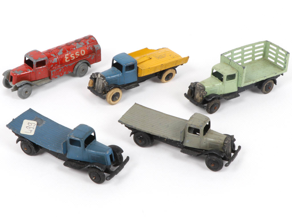 Lot 421 - DINKY TOYS (FRANCE) (5)