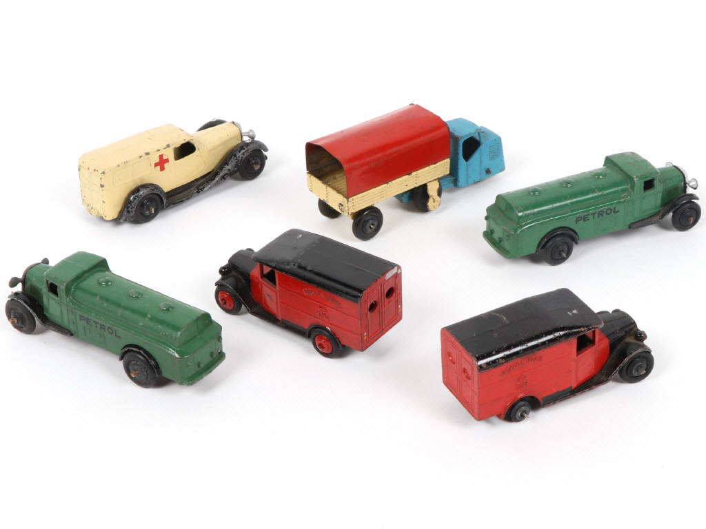 Lot 380 - DINKY TOYS (GB) (6)