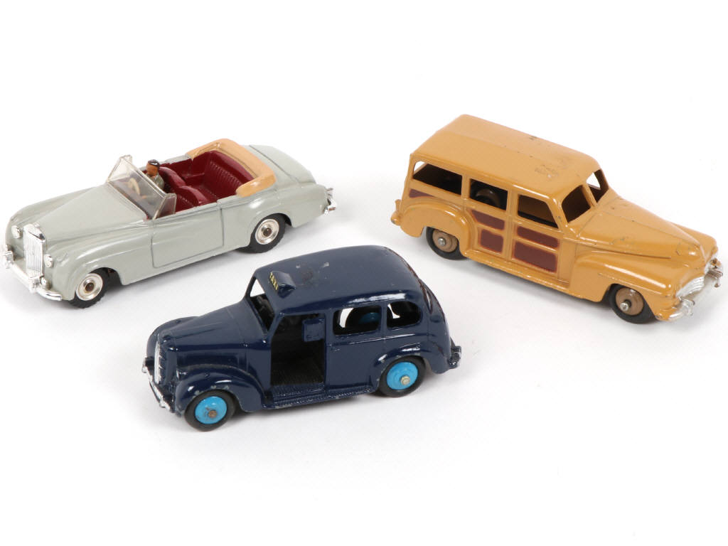 Lot 354 - DINKY TOYS (GB) (3)