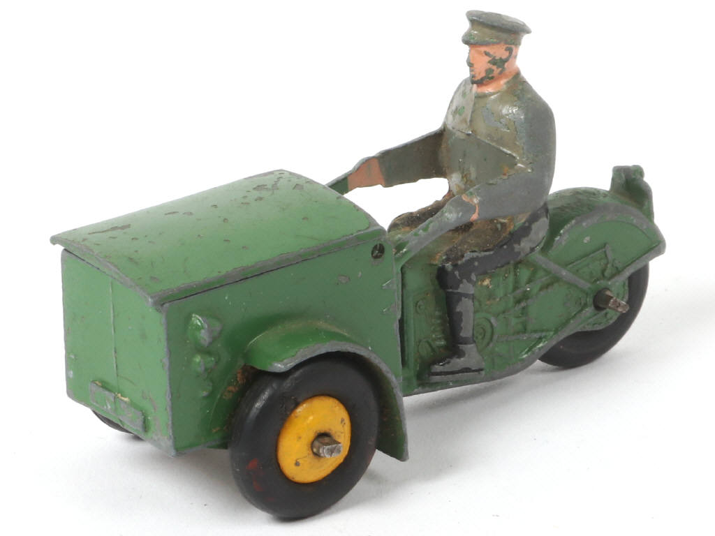 Lot 395 - DINKY TOYS (FRANCE) (1)