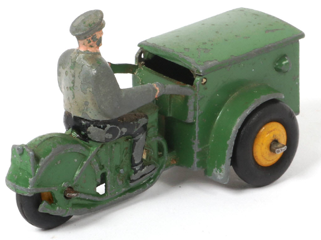 Lot 395 - DINKY TOYS (FRANCE) (1)