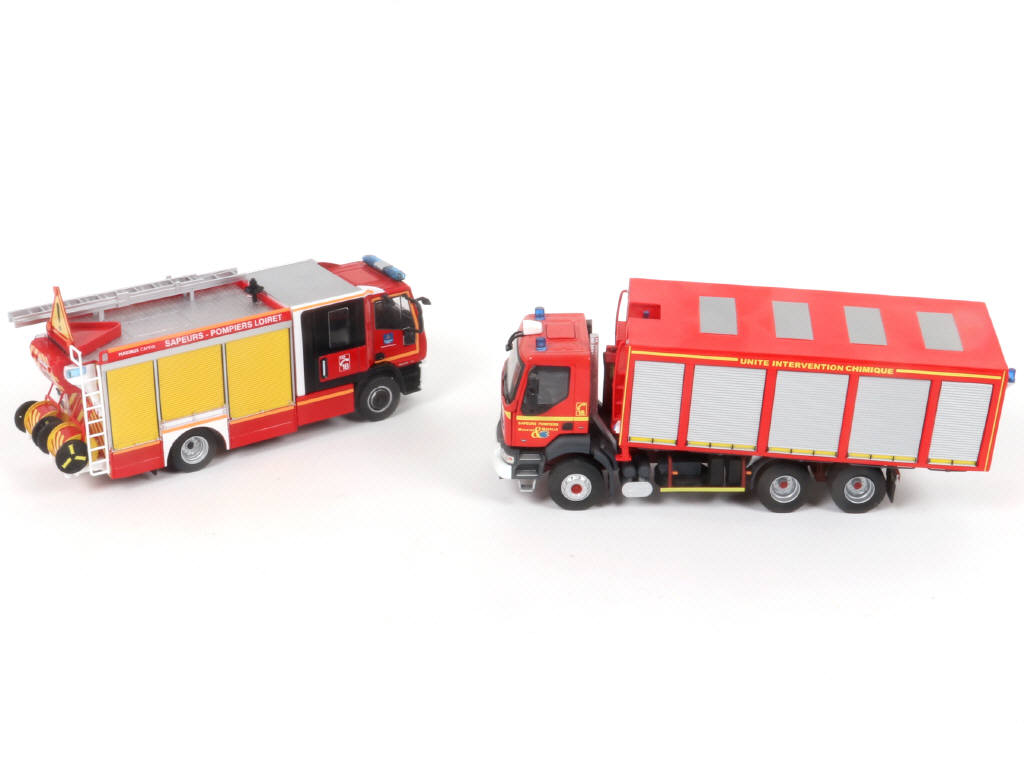 Lot 383 - DIVERS (2)