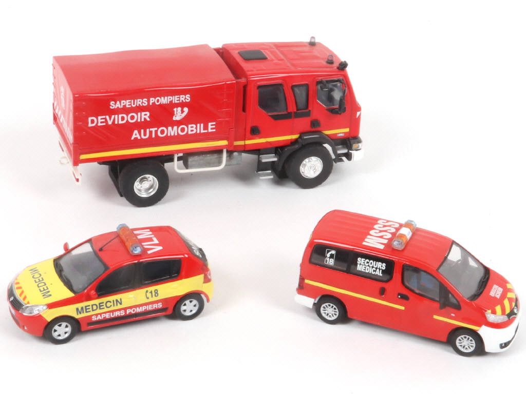Lot 386 - DIVERS (3)