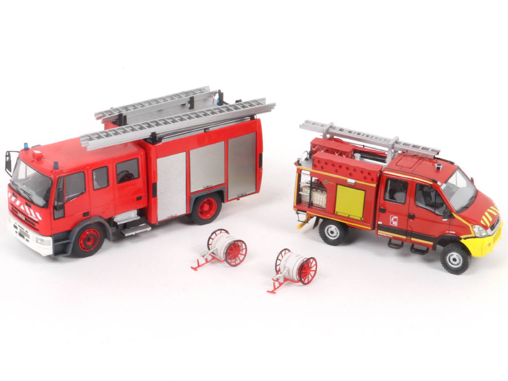Lot 384 - DIVERS (2)