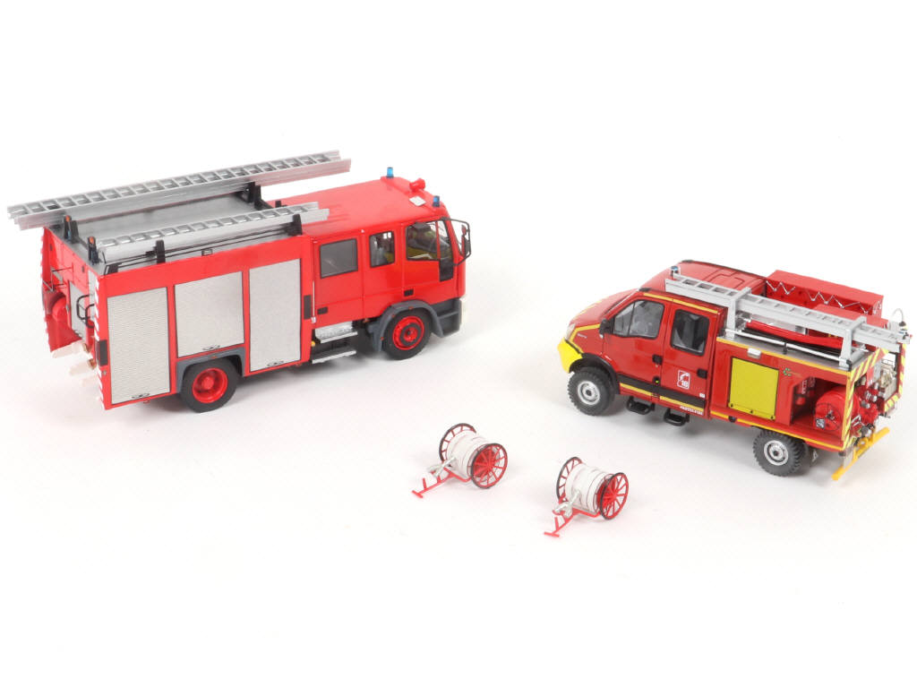 Lot 384 - DIVERS (2)