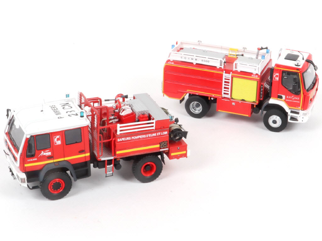 Lot 385 - DIVERS (2)