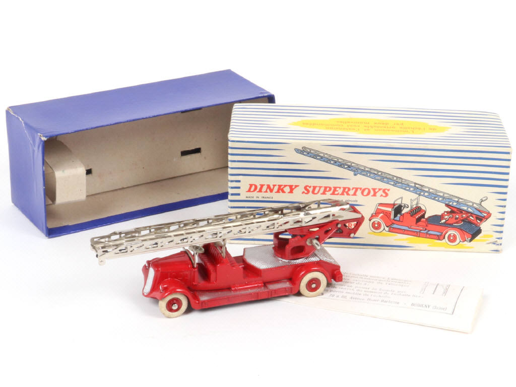 Lot 130 - DINKY TOYS (FRANCE) (1)