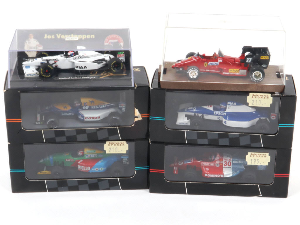 Lot 128 - DIVERS (6)