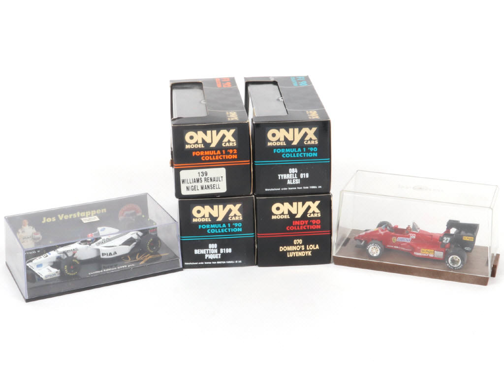 Lot 128 - DIVERS (6)