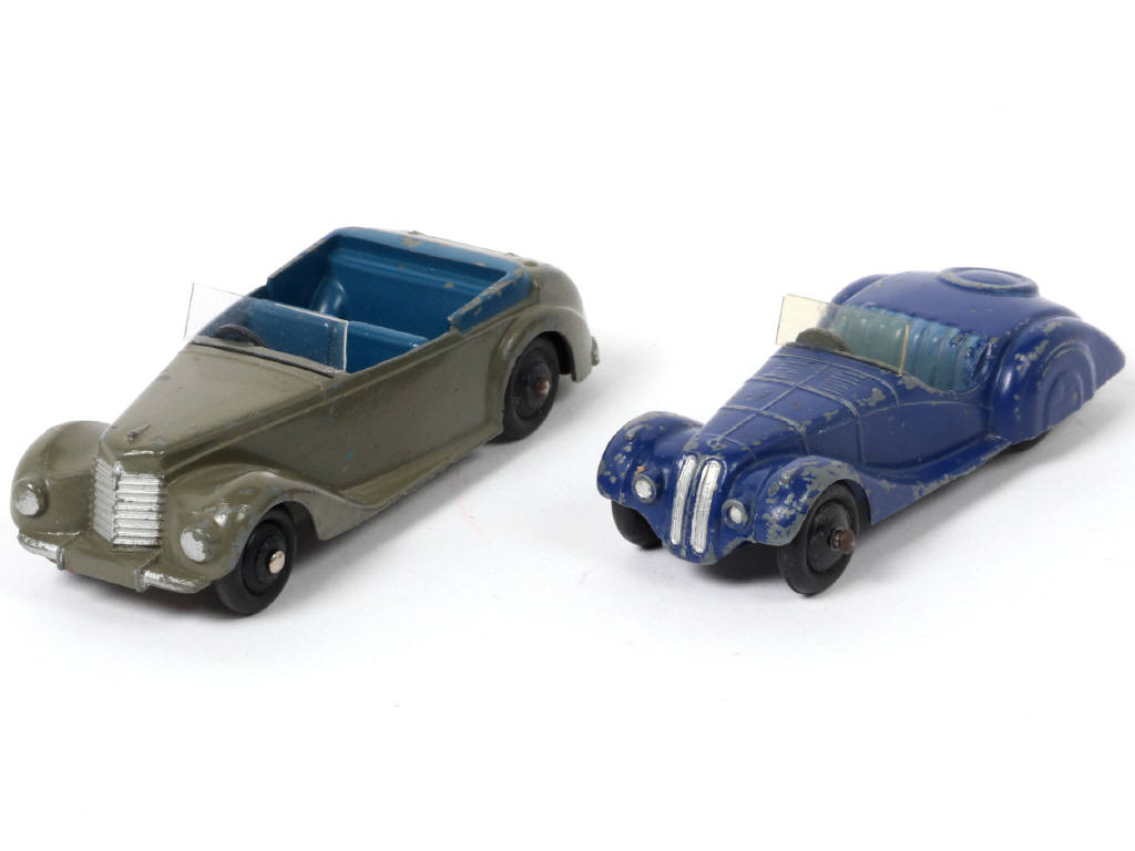 Lot 174 - DINKY TOYS (GB) (2)