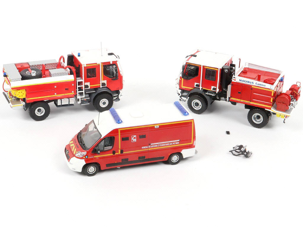 Lot 98 - DIVERS (3)